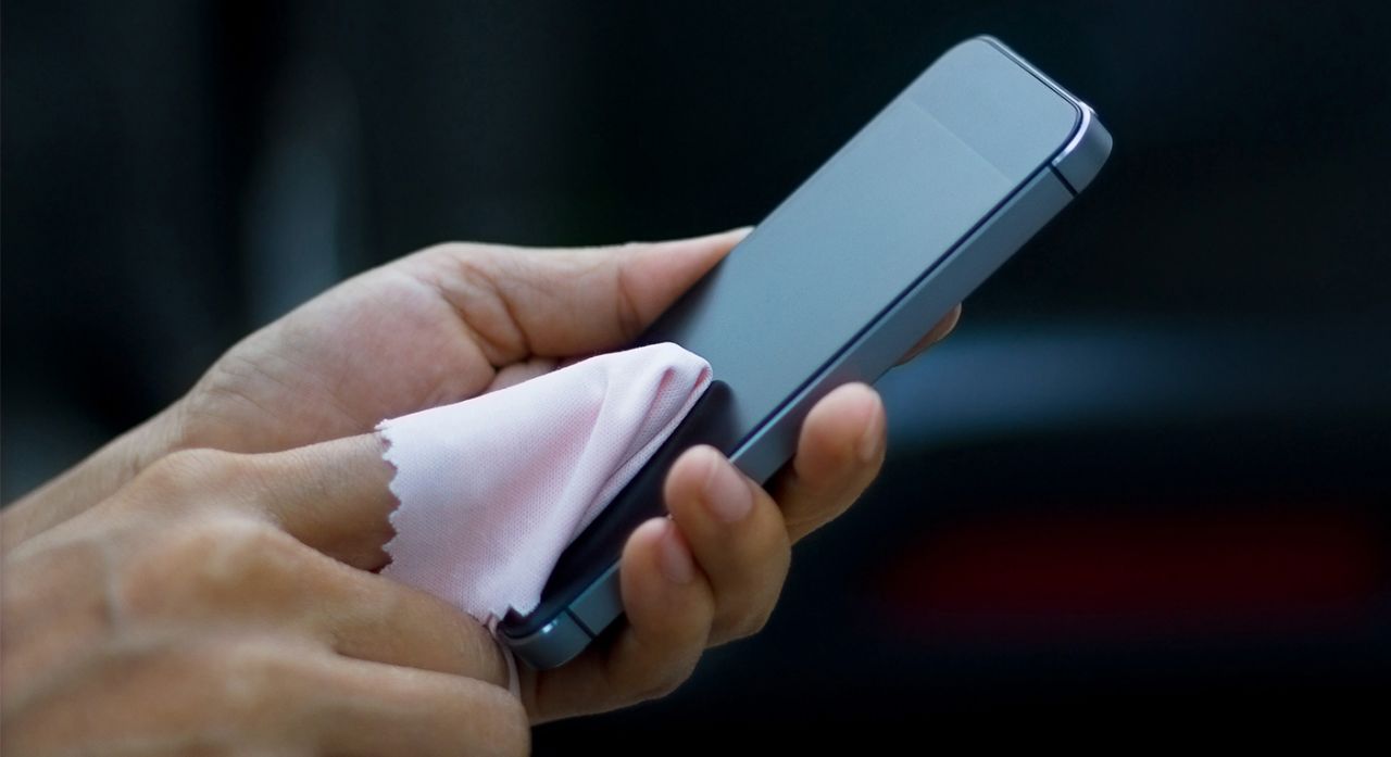 Como limpar com segurança seu telefone com lenços desinfetantes? - imagem de novidades em imei.info
