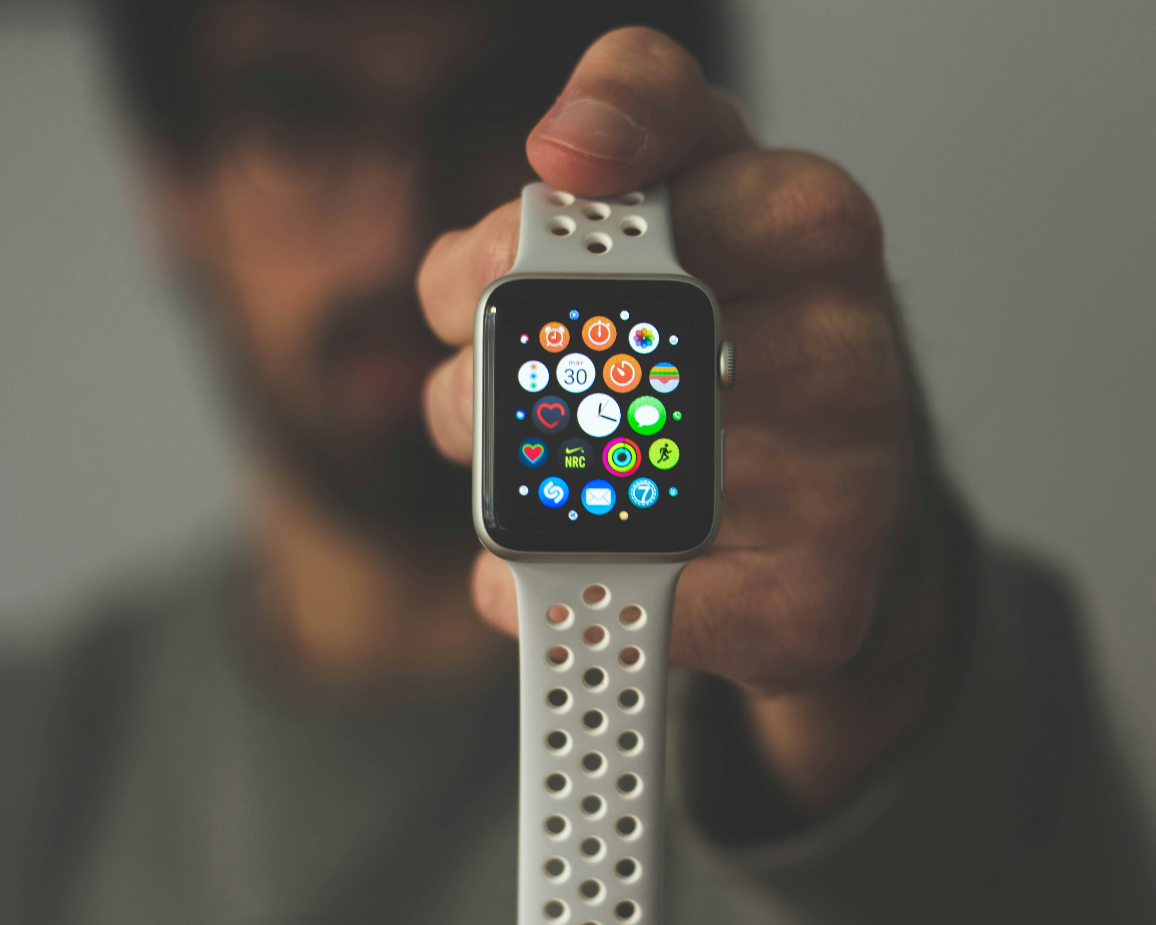 Proč dostanu Apple Watch s e-SIM? - obrázek novinky na imei.info